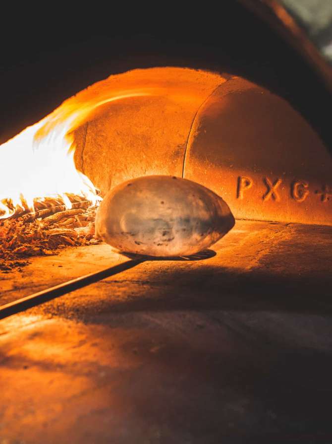 Pecorella in cottura nel forno a legna.